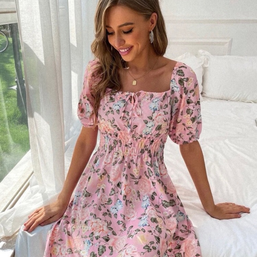 SHEIN size 4 dress. All over Floral Print Puff Sleeve Dress. Multicolor